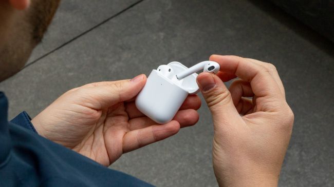 В сеть утекли фотографии чехла-зарядки новых AirPods