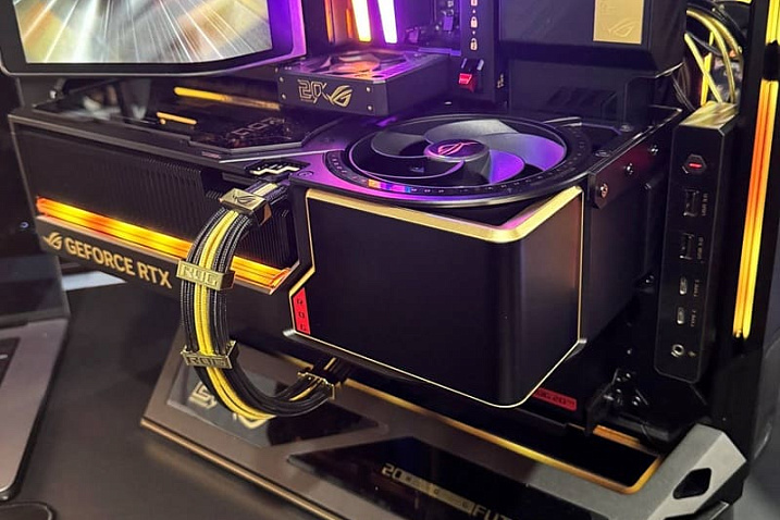 Покупатель ROG Astral RTX 5090 Edition 20 получил экземпляр с запавшим портом для AMOLED-экрана